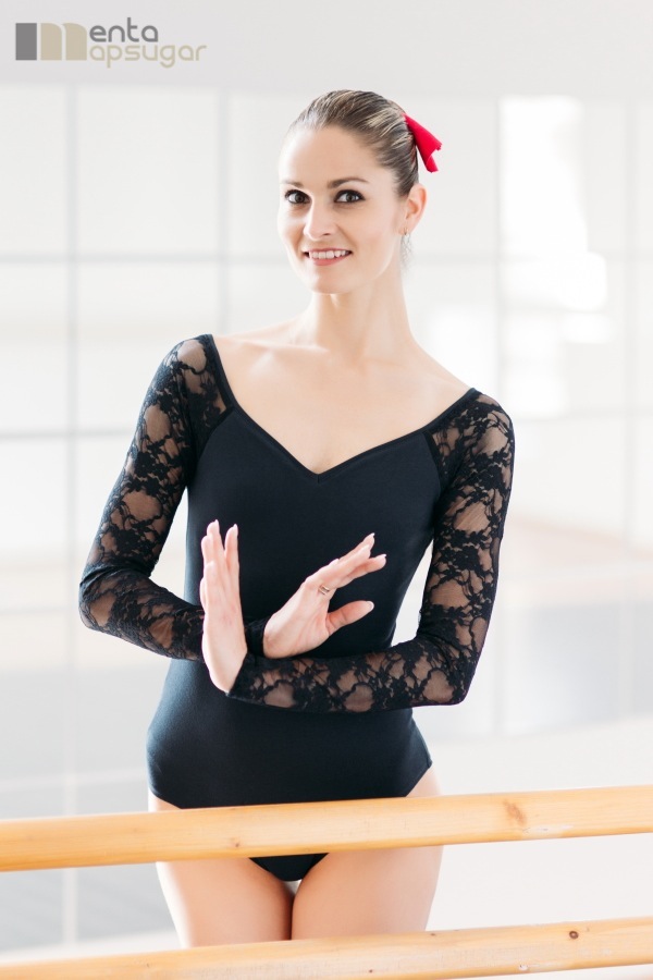 Hosszú ujjú balett dressz, csipkés ujjal